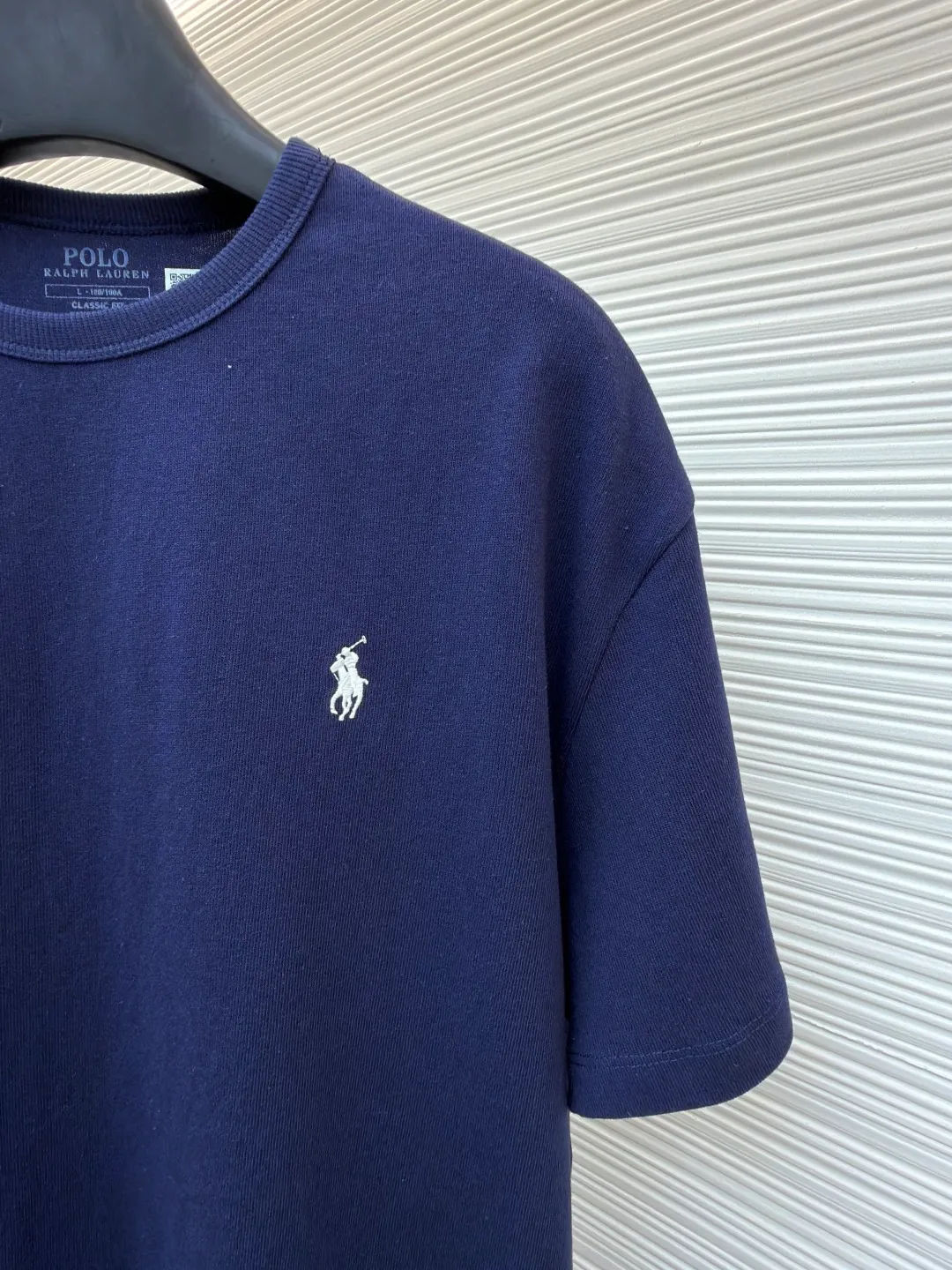 Ralph Lauren logo embroidered short sleeves ●Original version: Purchased and developed for 990 ●Item number: 1682483-X80 ●Material: linen soft plain fabric ●Technology: embroidery production ●Color: navy ●Version: Fitted version ●Weight: about 295 grams ●Size: S-M-L-XL ●Description: Customized cotton and linen soft plain fabric, delicate touch, comfortable and skin-friendly, with deep black as the main color Exquisite red pony logo is embellished throughout. It is highly recognizable. It brings an atmosphere of freedom and vitality. A symphony of pure and smart colors. It outlines a high-end outline with extreme simplicity and becomes the smart focus of the vision. It shows taste in silence and adopts imported machine embroidery technology. It uses advanced computer control system and precise mechanical components to realize the iconic pony embroidery operation. High precision. The lines are smooth and delicate. The fabrics have been washed. It has a better hand feel and texture. It is not easy to deform and not shrink. Not easy to fade and maintain long-lasting beauty. The overall wiring is straight and delicate, the fabric is comfortable and soft, and the color is consistent without color difference. It can be matched with the same style to create a fashionable look and control various occasions. Customized accessories, complete with three standards, same style for men and women!